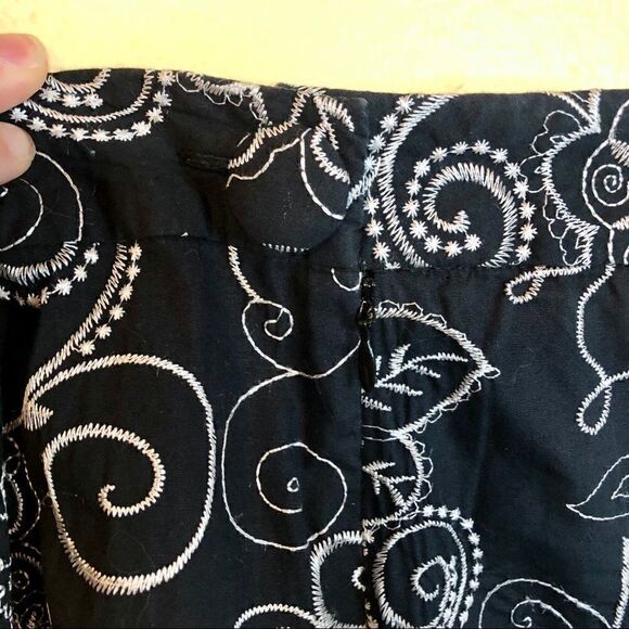 Black skirt side zip white stitched flowers Sz 10 - Picture 4 of 6